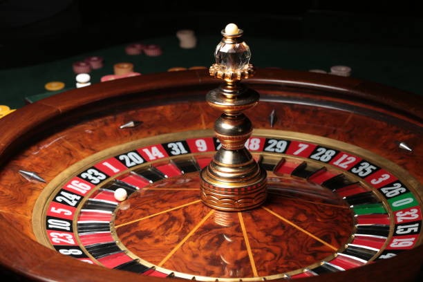 Live roulette wheel at mikatoto studio with professional croupier